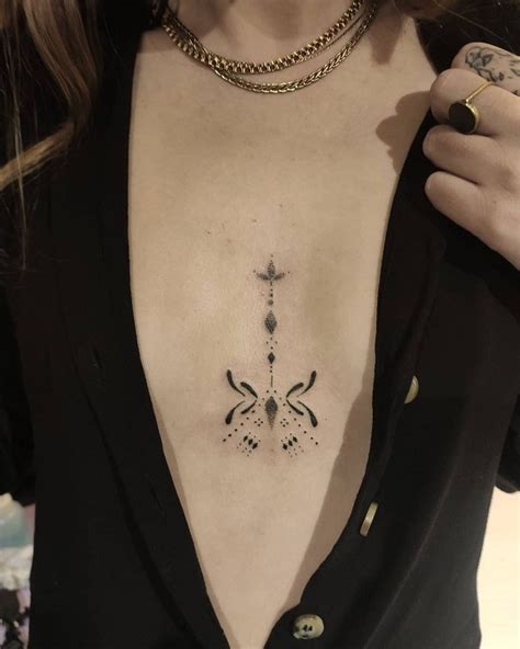 46 Unique Tattoo Ideas Between the Breasts:。